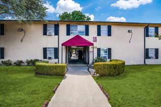 Courtyards at Gateway Apartments Dallas Texas