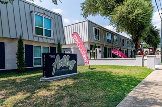 Ashley at Bluffview Apartments Dallas Texas