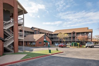 Alma North Plaza II Apartments Austin Texas