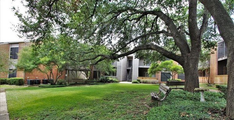 Tramor at the Oaks Apartments