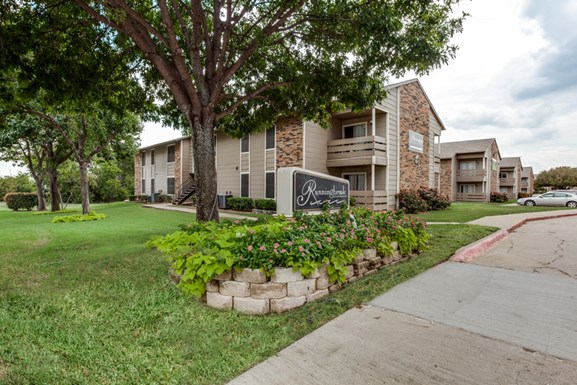 Terraces On The Parkway Apartments Grand Prairie Tx Apartments Com