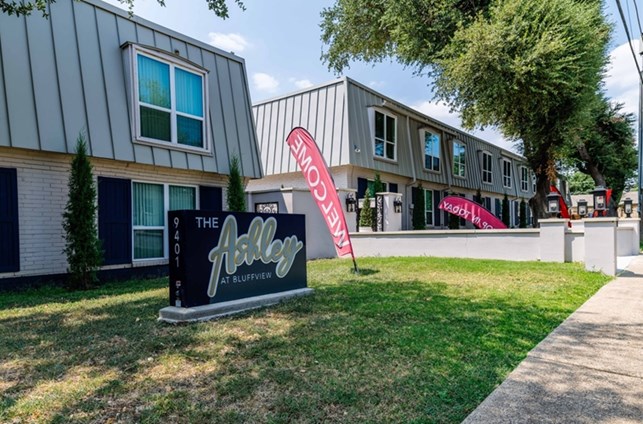 Ashley at Bluffview Apartments Dallas Texas
