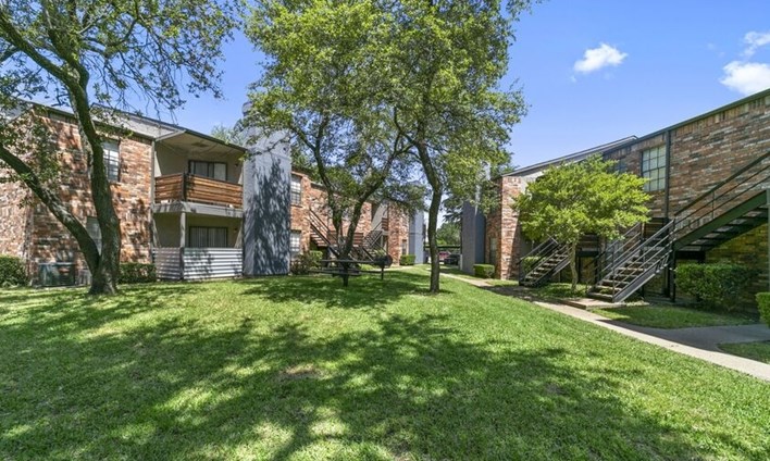 Creekside on the Green Apartments Garland Texas