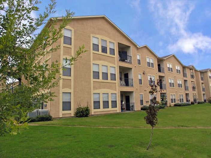 Landings of Carrier Parkway Grand Prairie 650+ for 1, 2 & 3 Beds