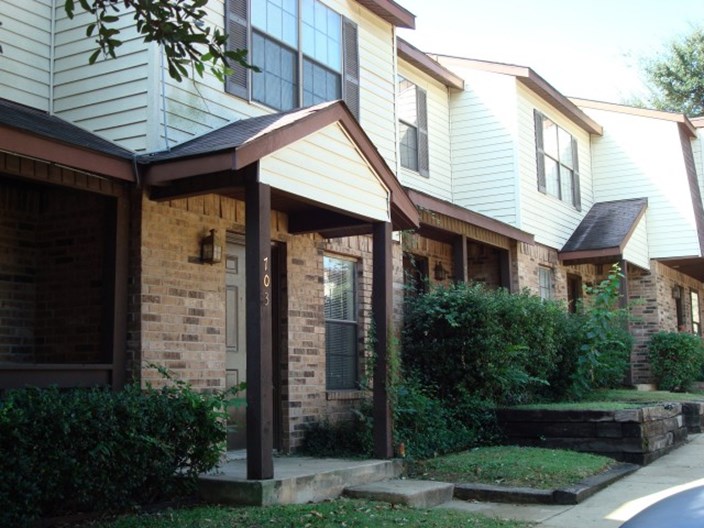 Round Rock Townhomes Arlington - $990+ for 2 & 3 Bed Apts