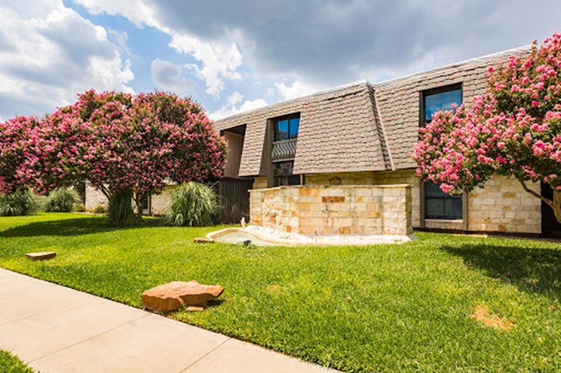 La Vita on Lovers Lane Dallas 725+ for 1 & 2 Bed Apts