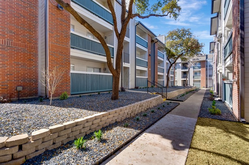 Centerpoint Apartments Dallas 1045+ for 1 & 2 Bed Apts