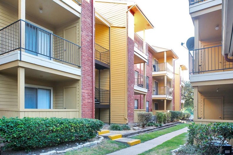 Chesapeake Apartments Austin - $900+ for 1 & 2 Bed Apts