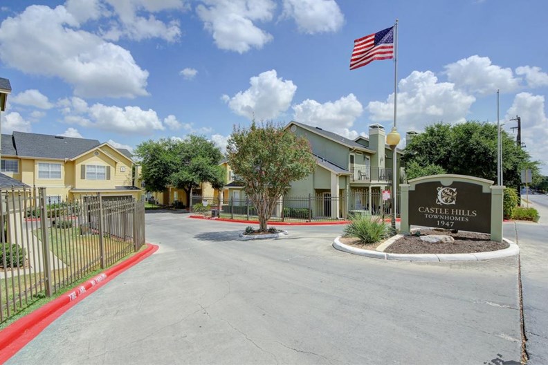 Castle Hills Townhomes San Antonio 1299+ for 1, 2 & 3 Beds