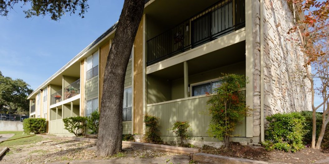 Oak Creek San Antonio 841+ for 1, 2 & 3 Bed Apts