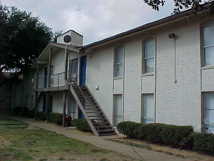 Spanish Trace Irving - $800+ for 1 & 2 Bed Apts