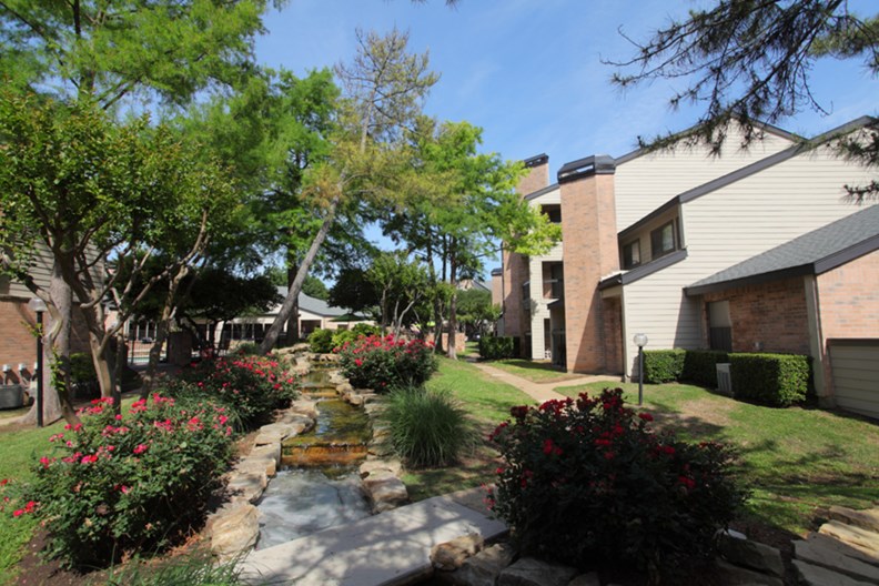 Spring Parc Apartments Dallas - $1111+ for 1 & 2 Bed Apts