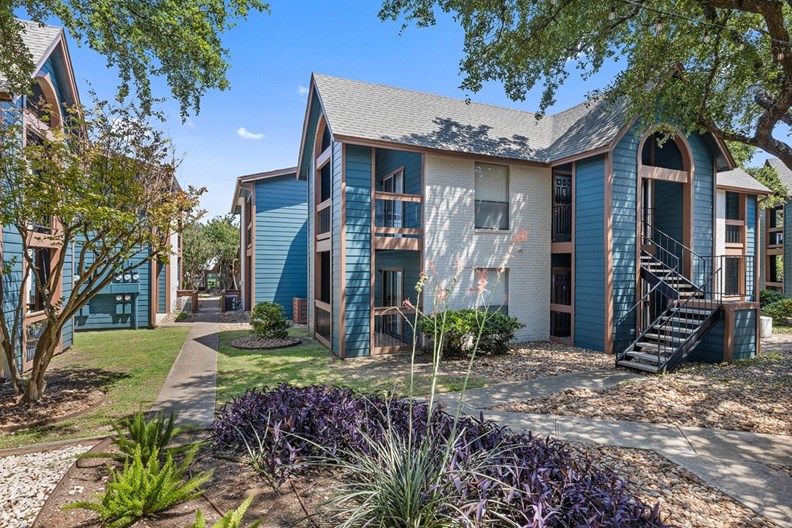 Hill at Woodway San Antonio 915+ for 1 & 2 Bed Apts