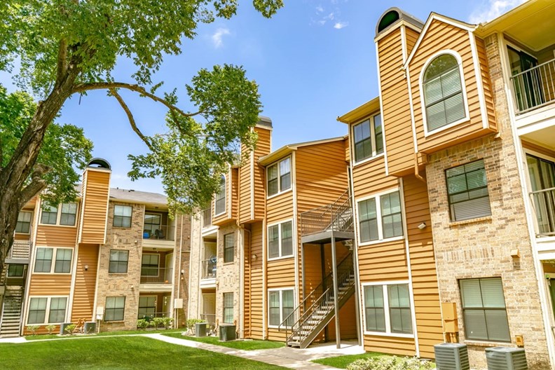 Life at Grand Oaks Houston 749+ for 1 & 2 Bed Apts