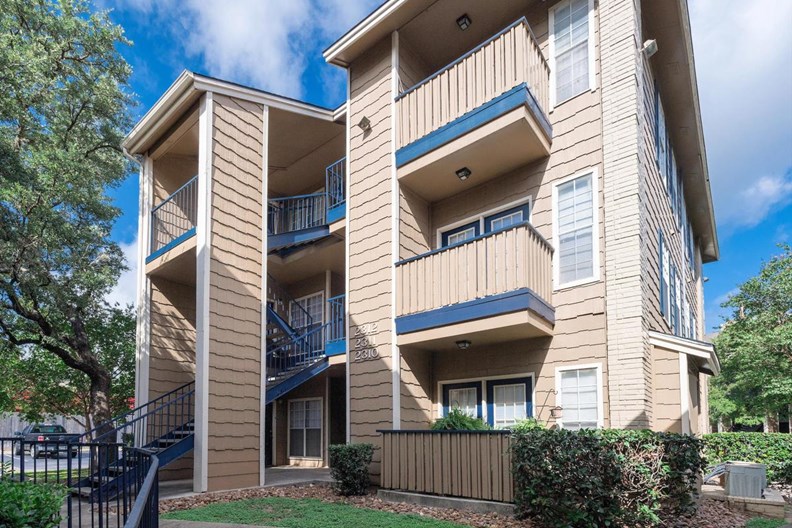 Solara Apartments San Antonio 670+ for 1 &amp; 2 Bed Apts