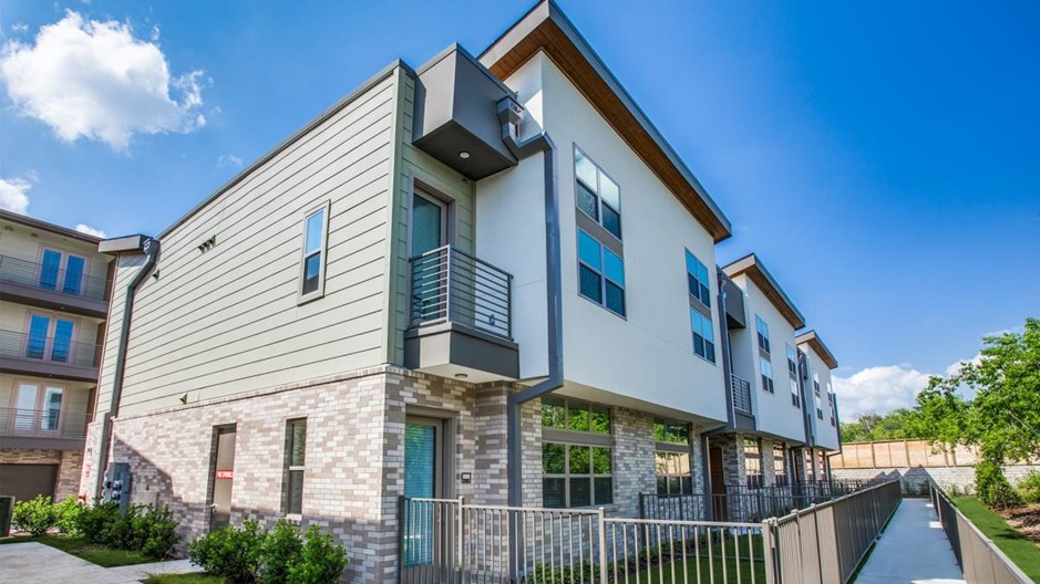 Aura Bluffview Dallas 1199+ for 1, 2 & 3 Bed Apts