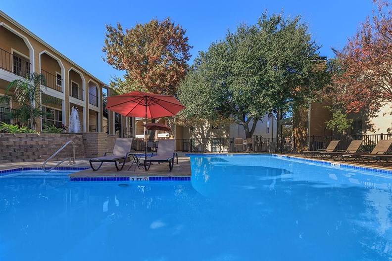Riviera Apartments Dallas 788+ for 1 &amp; 2 Bed Apts
