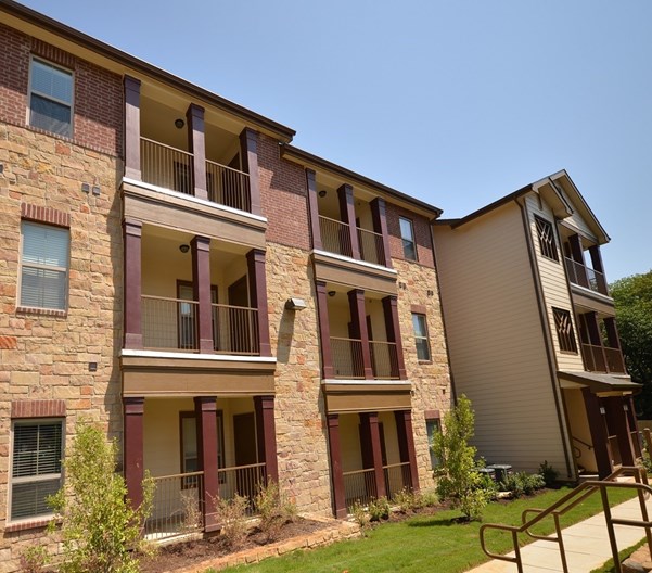 Lakeshore Lake Dallas - $1085+ for 1, 2 & 3 Bed Apts