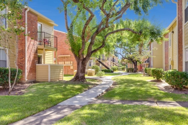 Establishment at 1800 Apartments