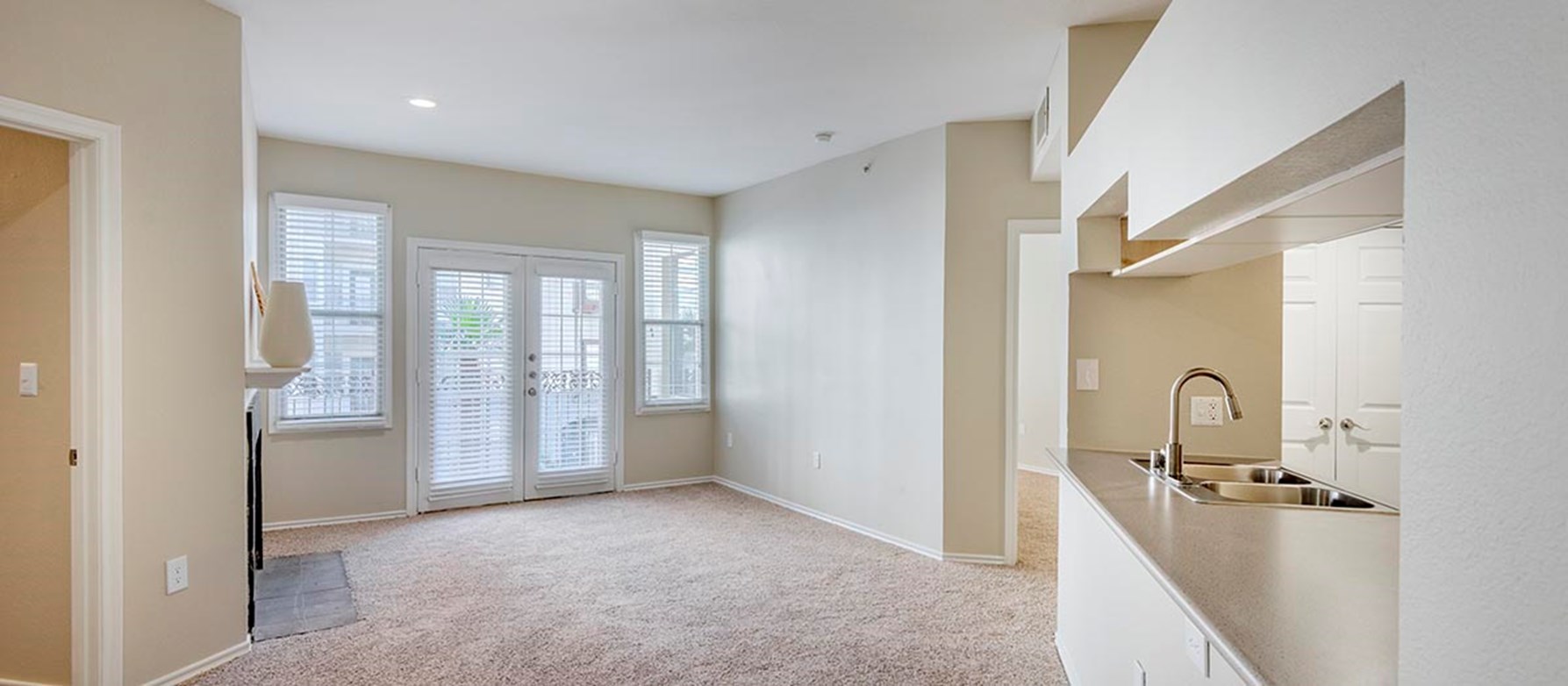 MAA McKinney Avenue III - Living - Photo 4 of 6