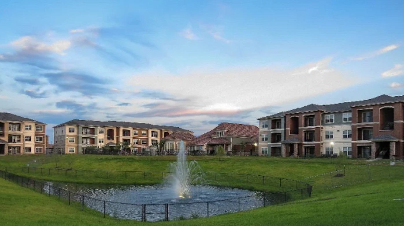 Oxford at Country Club - Baytown, TX - Photo 1 of 24