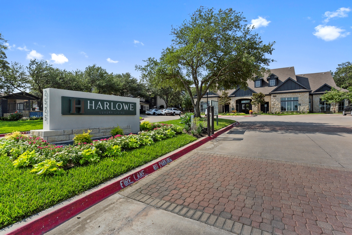Harlowe Luxury Living Euless 1445+ for 1, 2 & 3 Beds