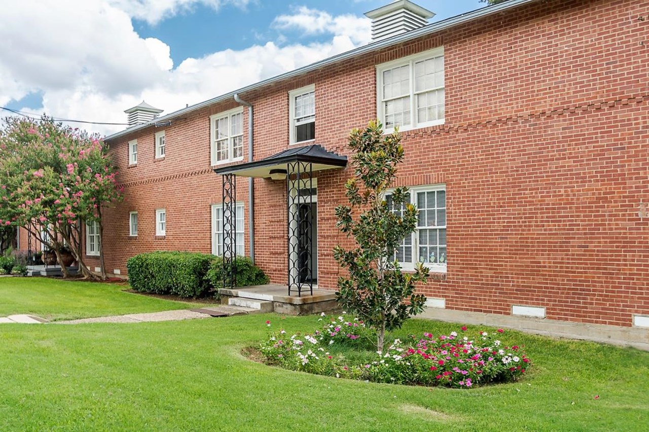 Hampton Plaza at Kessler Park - Dallas, TX - Photo 1 of 26