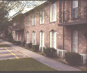 Leawood Plaza Apartment