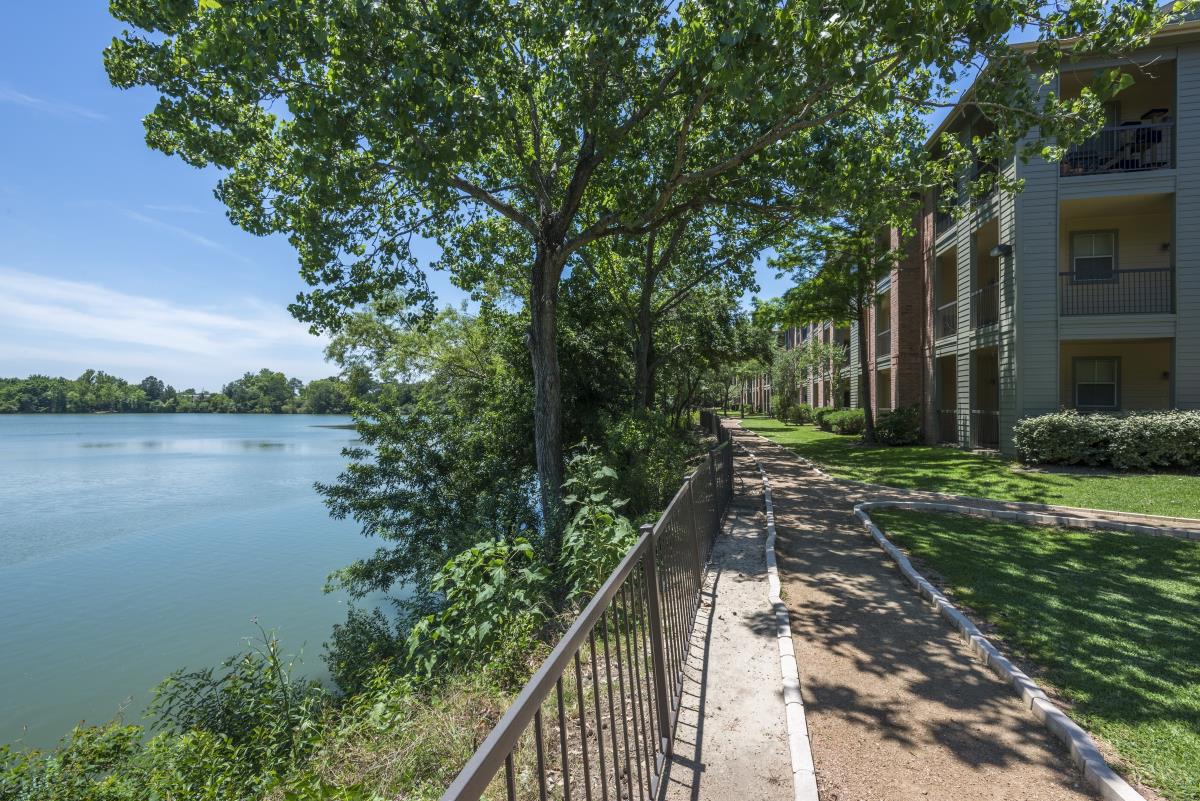 Breakers at Windmill Lakes Apartment