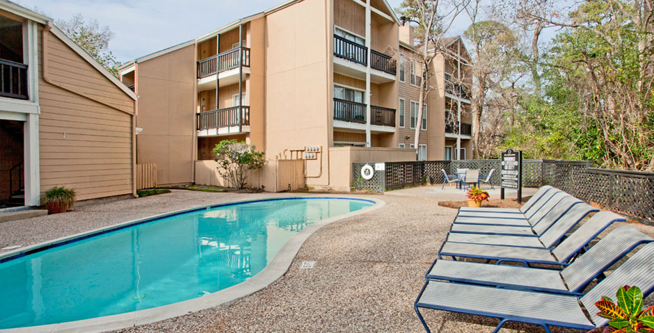 Woodlake Oaks Apartment