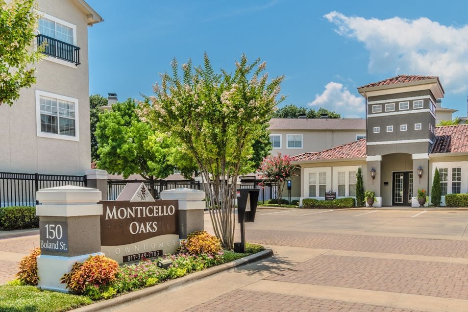 Monticello Oaks Townhomes Fort Worth 1745+ for 1 & 2 Beds