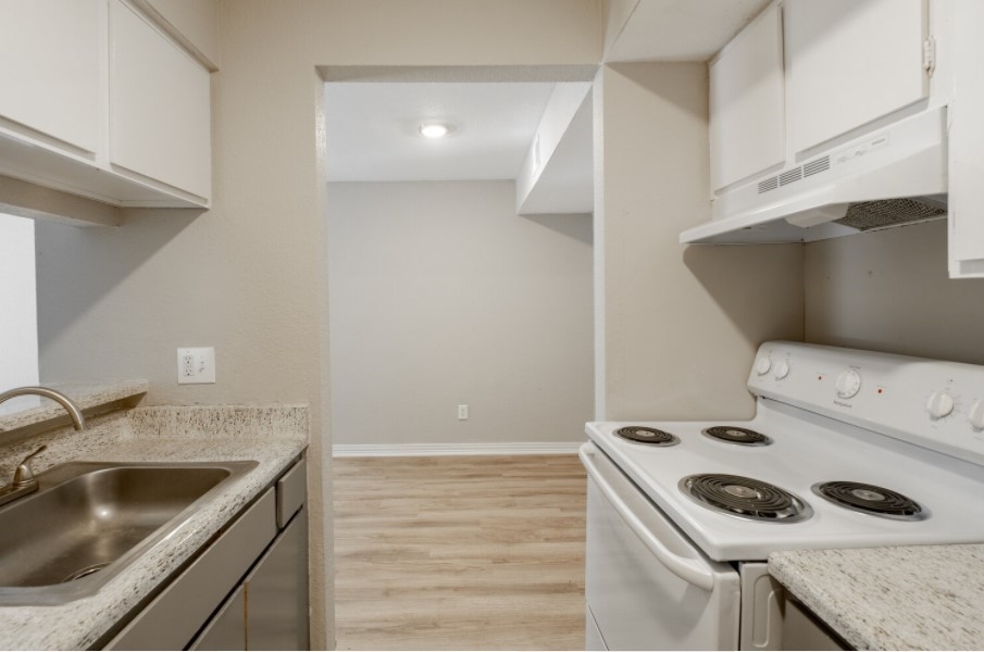8915 Broadway - Dining/Kitchen - Photo 7 of 15