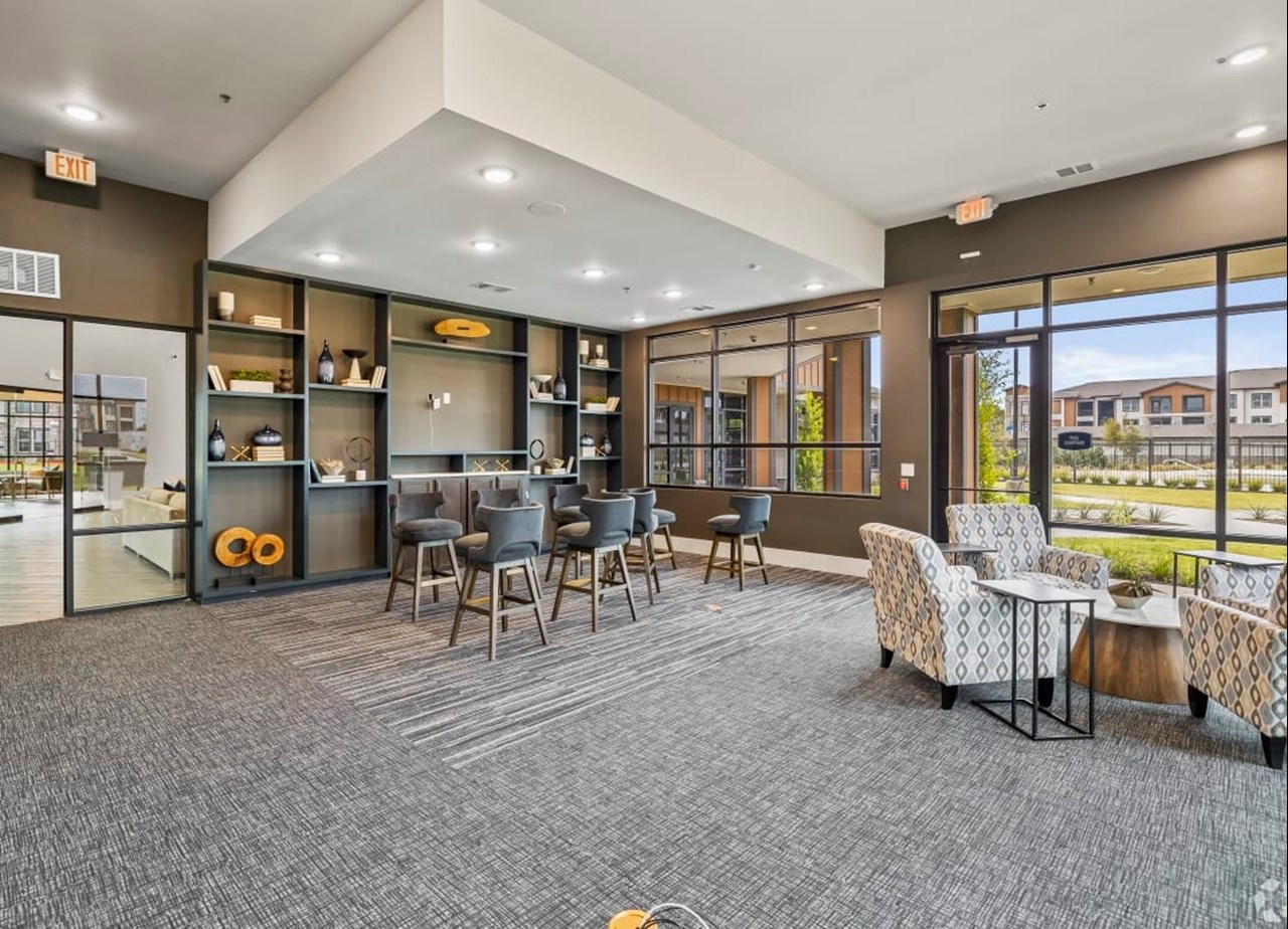 Creekside at Grand Prairie - Lounge - Photo 5 of 15