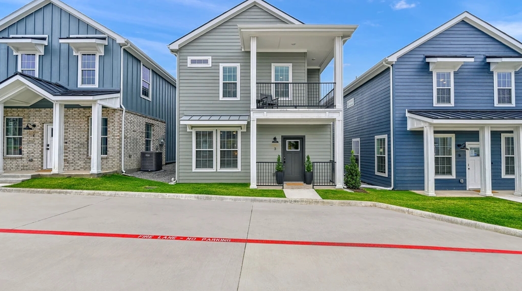 Heritage Court - Exterior - Photo 5 of 26