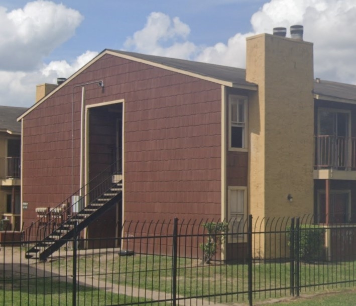 Whispering Oaks - Exterior - Photo 3 of 4