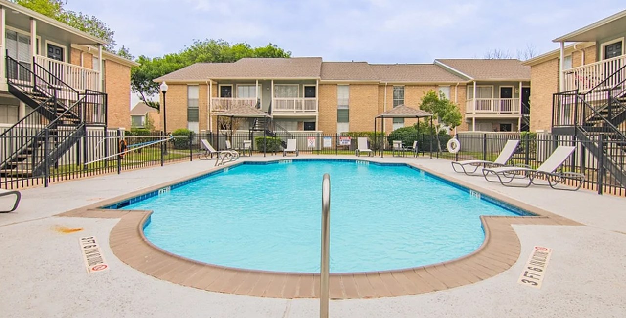 Huntington Oaks - Alvin, TX - Photo 1 of 7