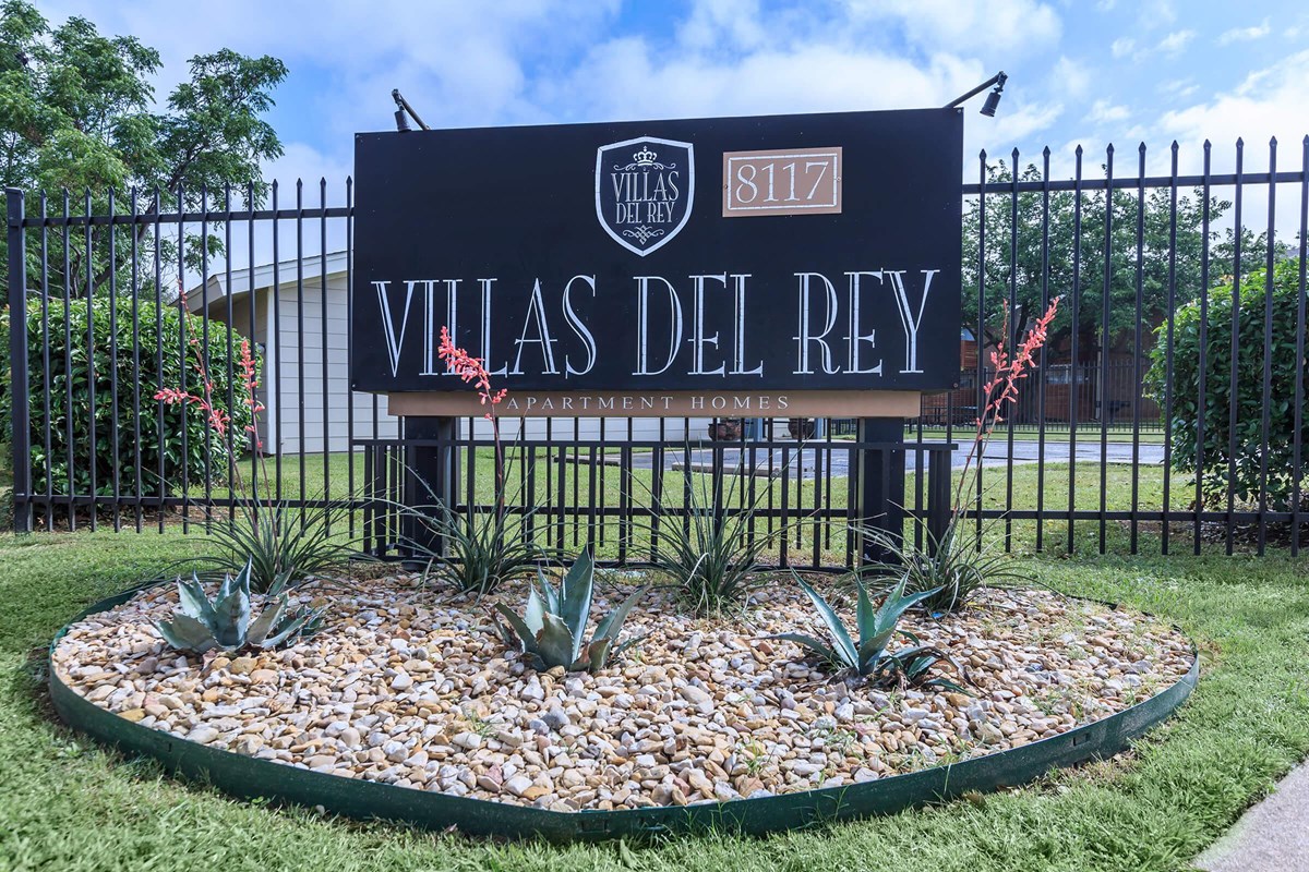 Villas Del Rey - Entrance - Photo 2 of 18