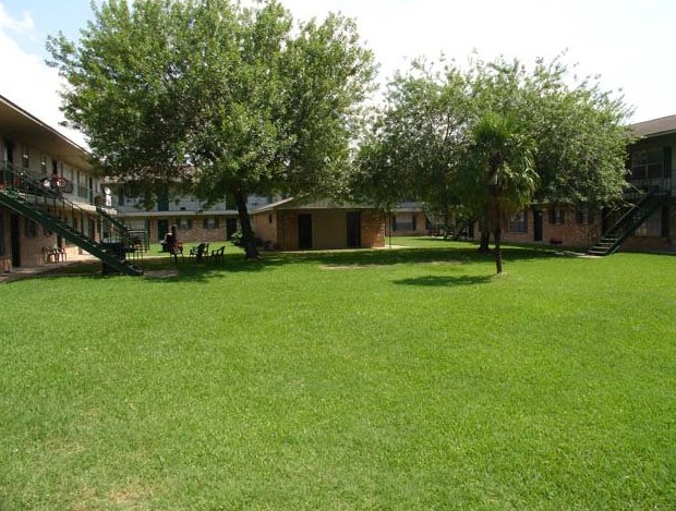 Deer Park Gardens - Exterior - Photo 4 of 13