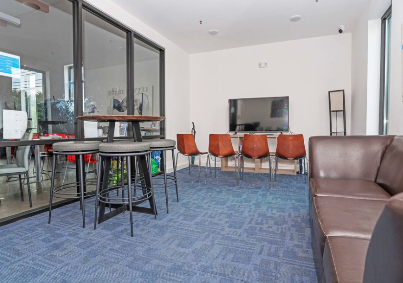 Chalmers Courts West - Lounge - Photo 8 of 27