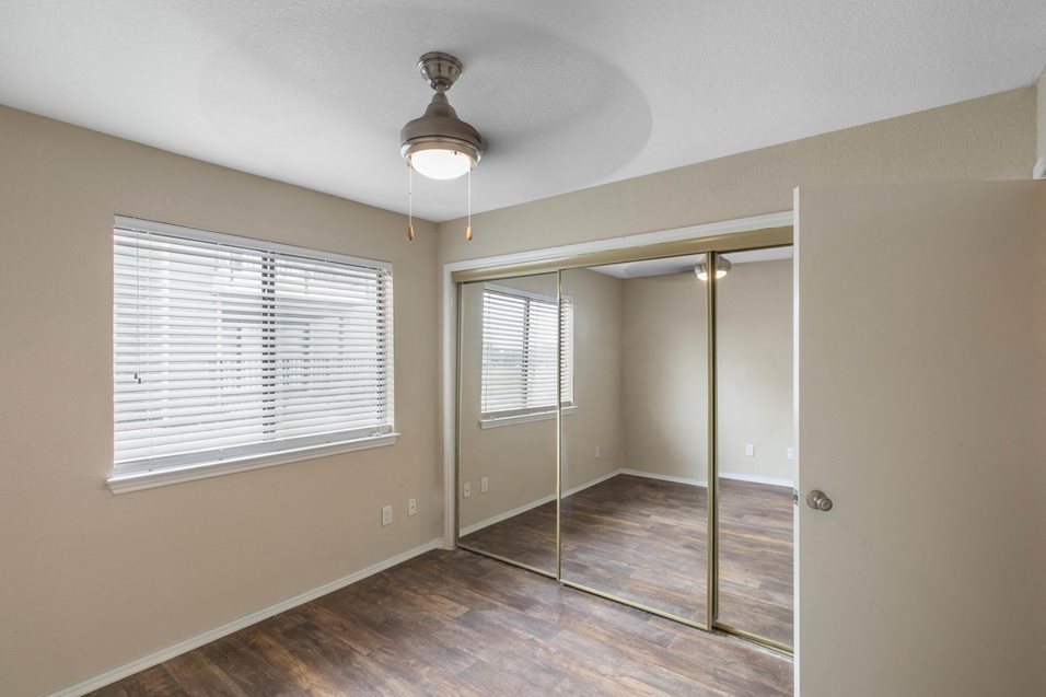 Lake Village West - Bedroom - Photo 8 of 12