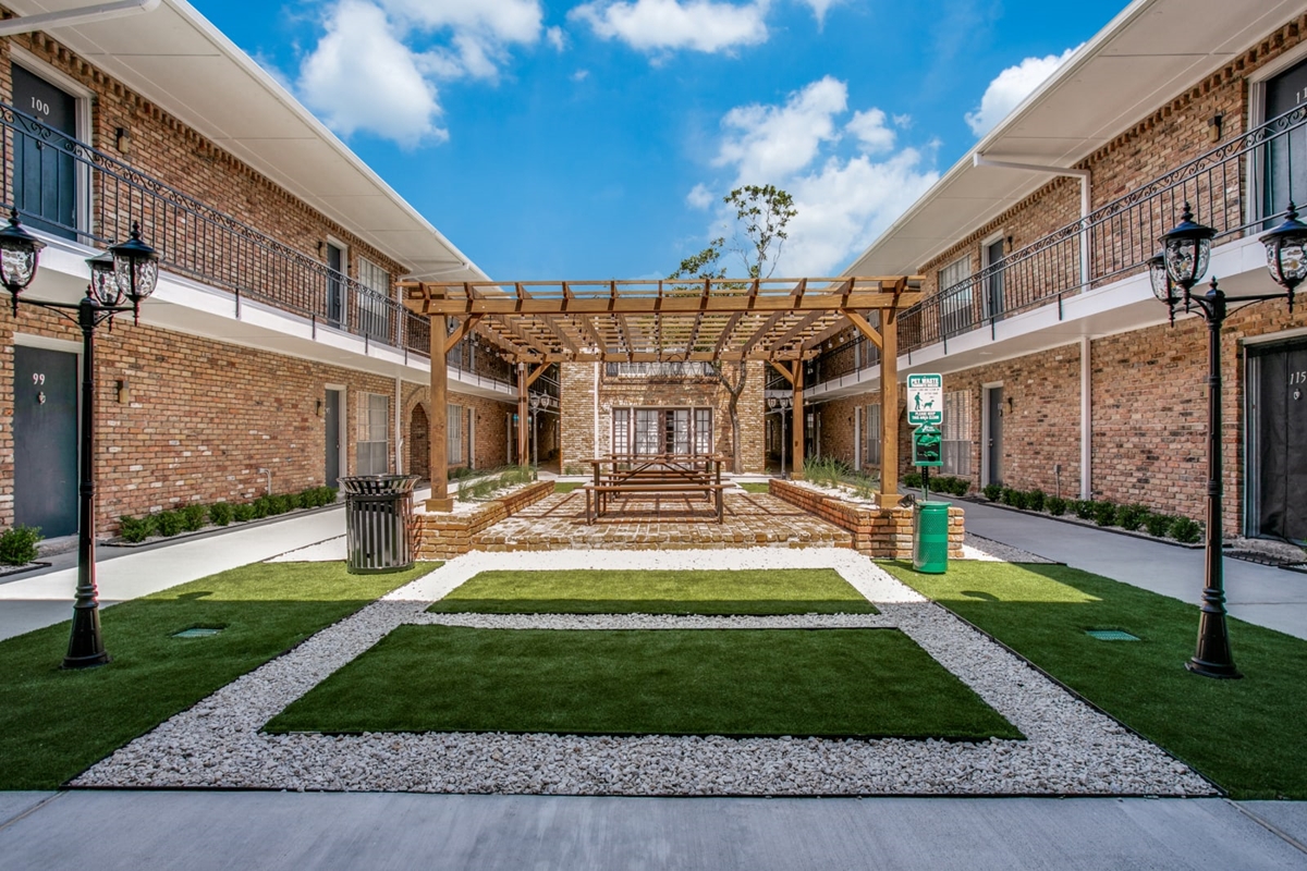 Bellaire Oaks - Courtyard - Photo 5 of 26