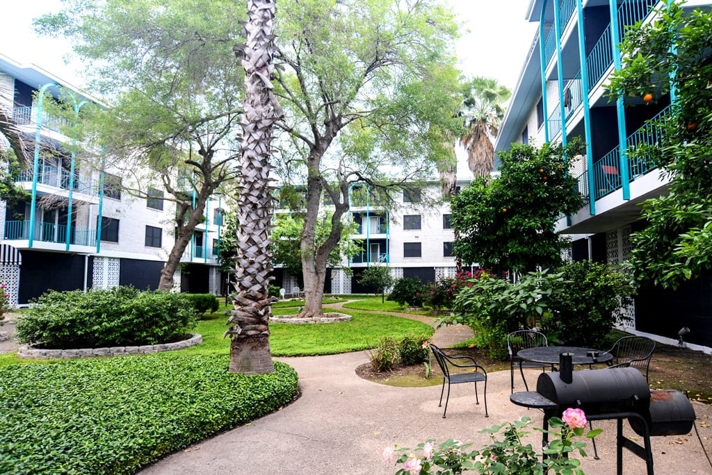 Beverly - Courtyard - Photo 4 of 25