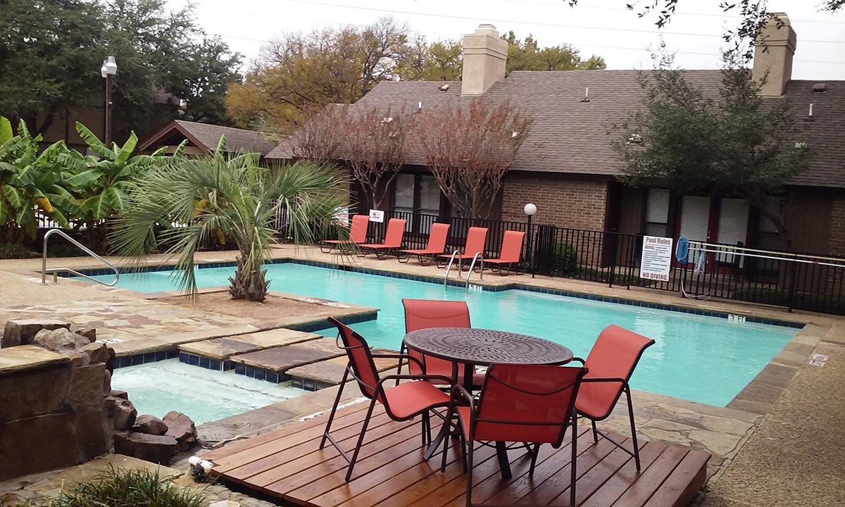 Woodbridge Townhomes Arlington 1225+ for 1 & 2 Beds