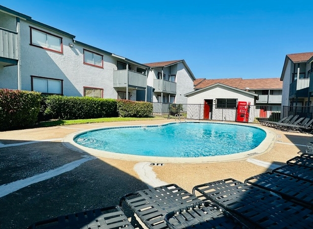 Arlington Park I & II - Pool - Photo 4 of 12