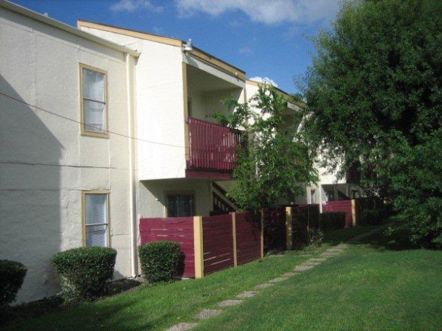 North Oaks Apartment