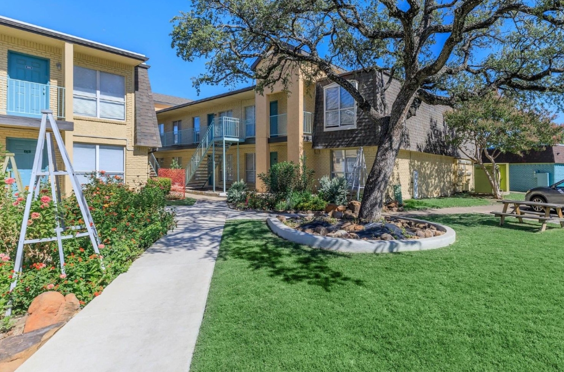 Bella Vista Park - Exterior - Photo 3 of 27