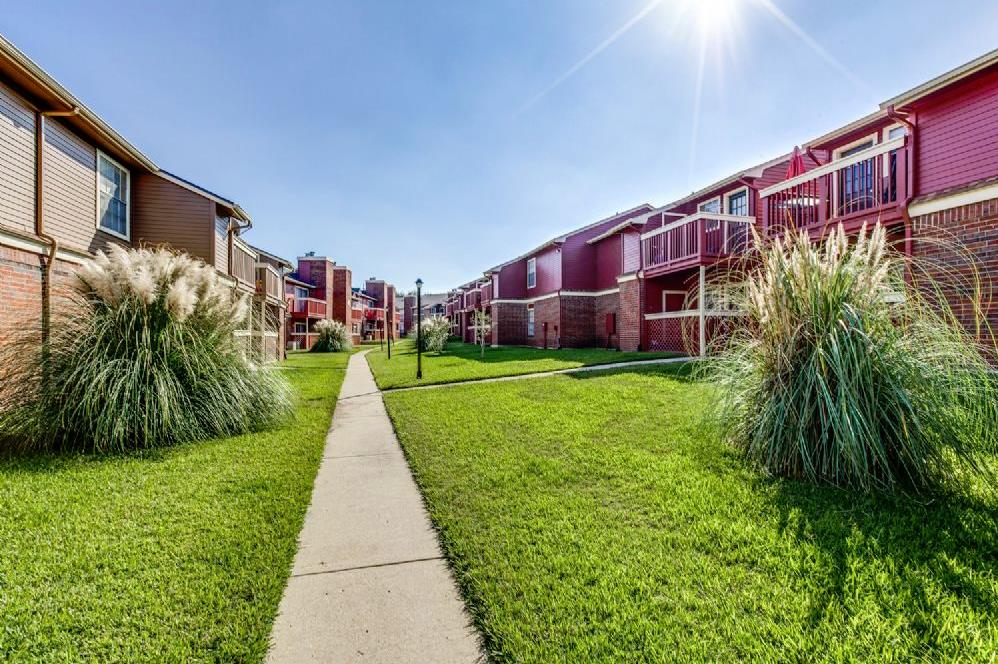 Cobblestone Village Grapevine 1081+ for 1 & 2 Bed Apts