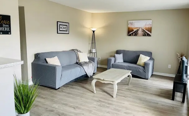 8801 Glencrest - Living - Photo 4 of 9