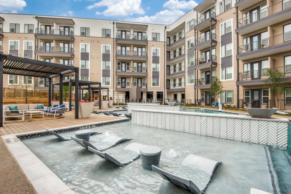 Innova - Pool - Photo 2 of 23