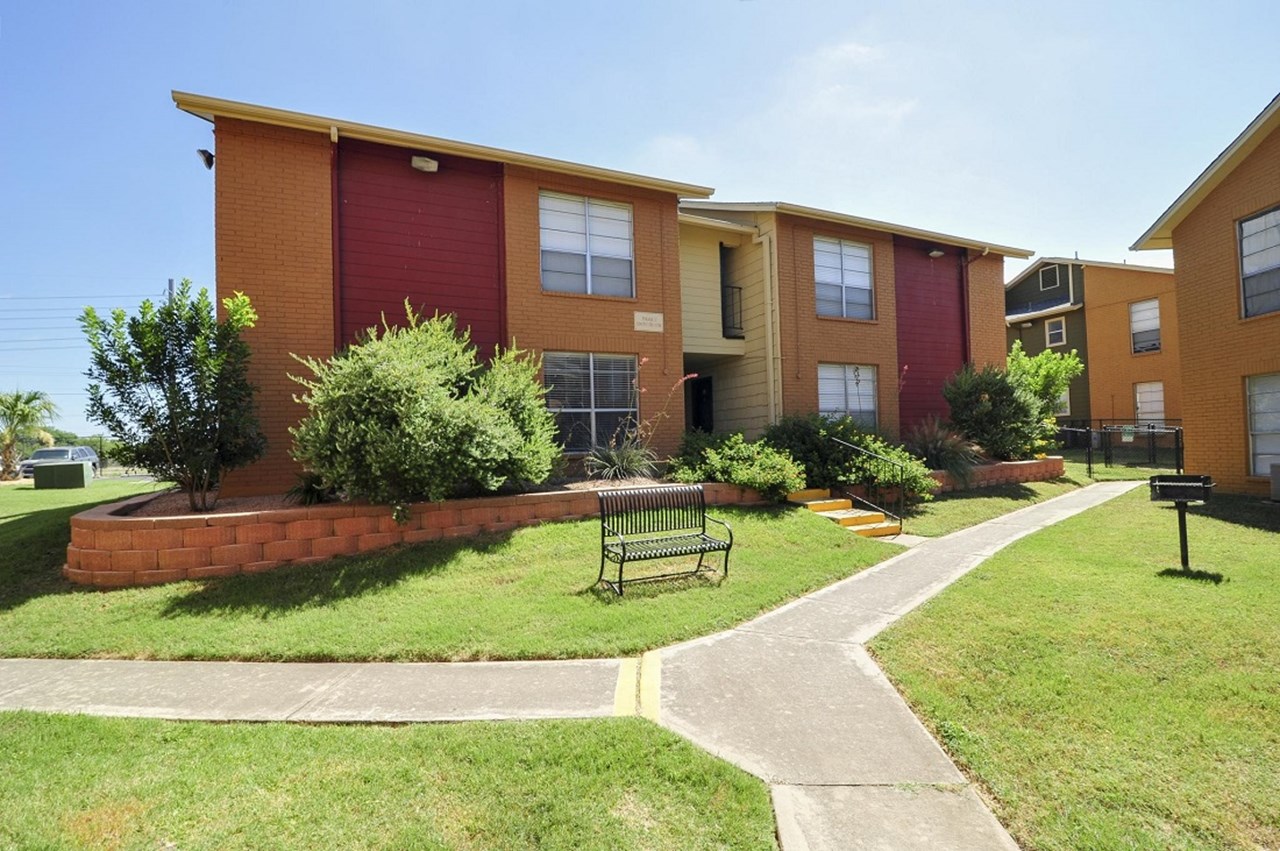City-Base Vista - San Antonio, TX - Photo 1 of 10
